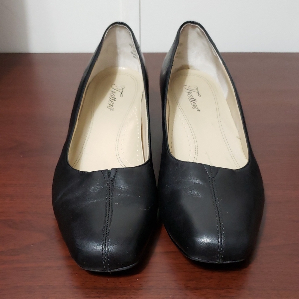 TROTTERS DORIS‎ Women's 9.5S Classic Black Low Heels Pump